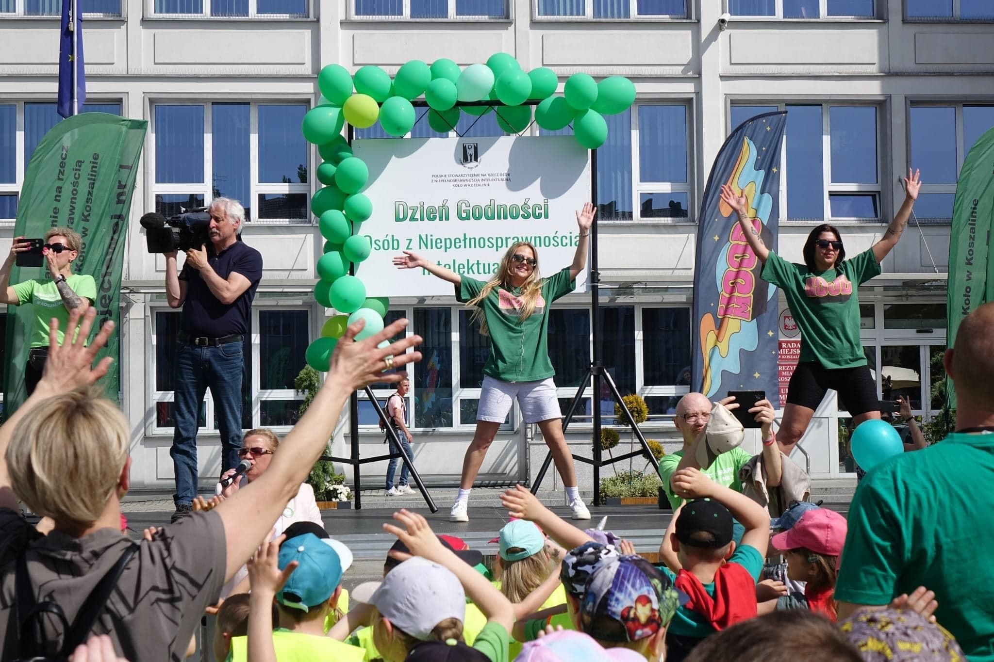 Tancerki Hoodmood występują na plenerowej scenie przed publicznością