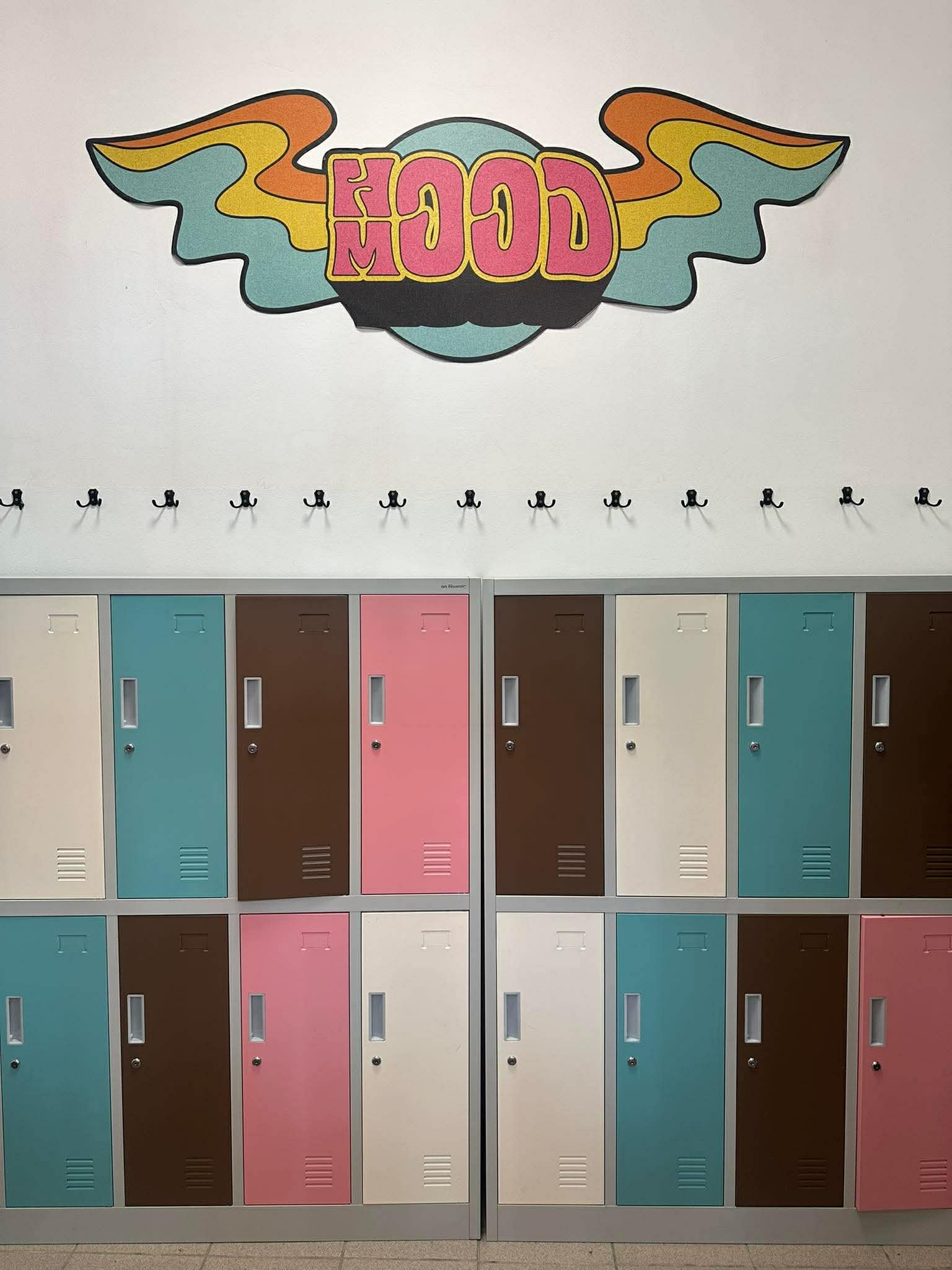 Kolorowe szafki w szatni studia Hoodmood